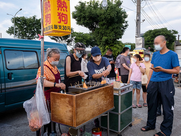 週六限定!台中龍井自強夜市美食推薦滷味、炸熱狗人滿滿