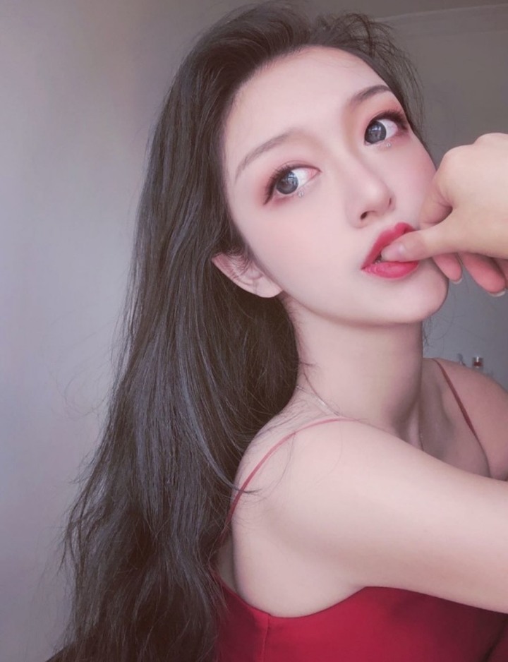 網路上港股誘多實空的女騙子照
