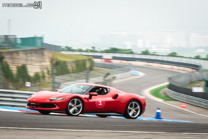 Ferrari 296 GTB 賽道體驗｜性能強大的油電六缸，刁鑽靈活讓人有種賽車手上身的感覺！