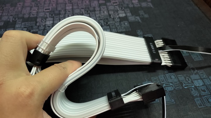 LIAN LI Strimer Plus V2 24PIN+8PIN 開箱分享