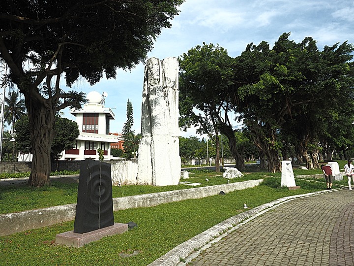 花蓮市 花蓮港鳥踏石公園｜海軍殉難四戰士紀念碑｜石雕公園 — 大清早到花蓮港邊大口深呼吸 — 翰品酒店「大口深呼吸」活動