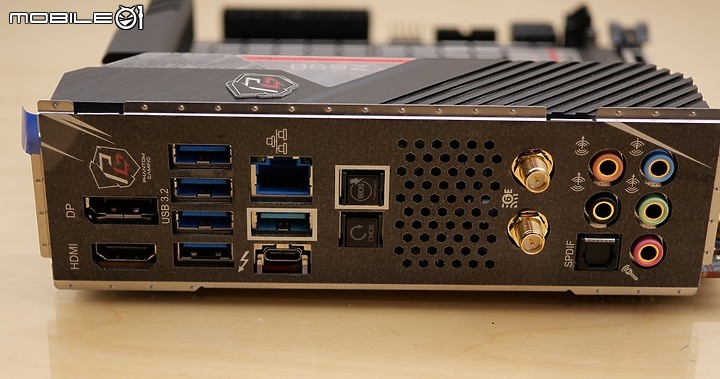 點我看大圖 小體積也有 TB4 華擎 Z690 Phantom Gaming-ITXTB4 開箱