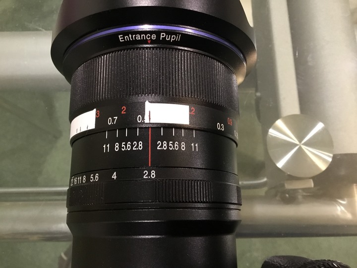 老蛙 12mm F2.8 Zero-D FE 鏡身上的距離刻度