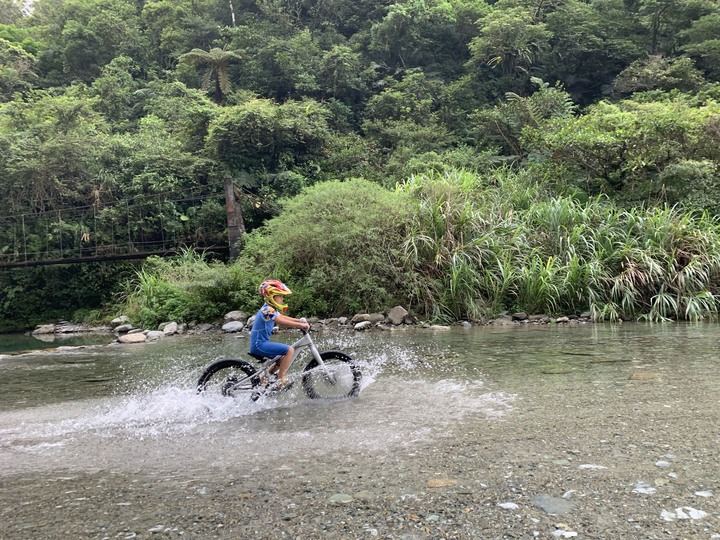 夏日涼快活- 武荖坑林道親子騎水趣