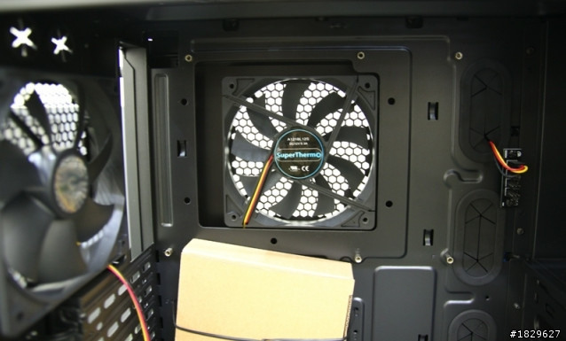 請教關於我的機殼這一邊有設計一個風扇要往哪邊吹才對?