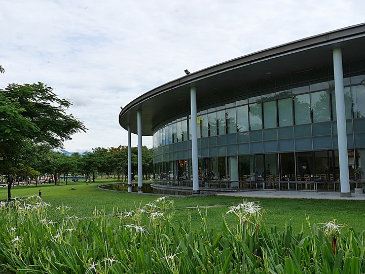 臺東市 台東美術館 — 後山唯一縣級美術館,有著茂密樹林與特色館室之打卡景點 — 臺東兩天一夜鐵道快閃行旅 (五)
