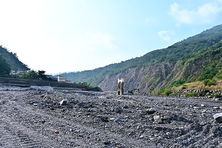 點我看大圖 因莫拉克風災景觀消失的來義大峽谷現在景觀及銀河,從1月30日至7月19日的記錄。