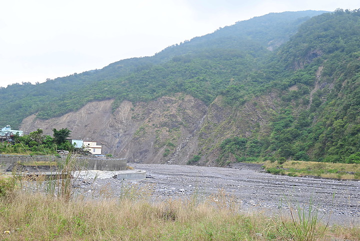 點我看大圖 因莫拉克風災景觀消失的來義大峽谷現在景觀及銀河,從1月30日至7月19日的記錄。