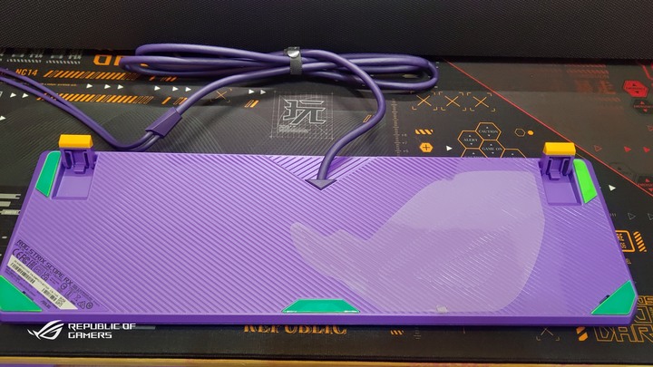 (簡單開箱)ROG x EVA Scope RX & ROG Scabbard II EVA 雙防水鍵盤&滑鼠墊