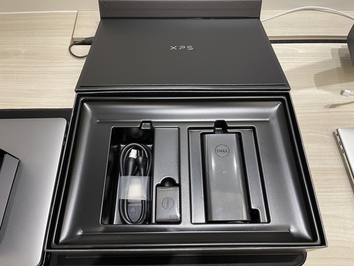 Dell XPS15 9520 開箱