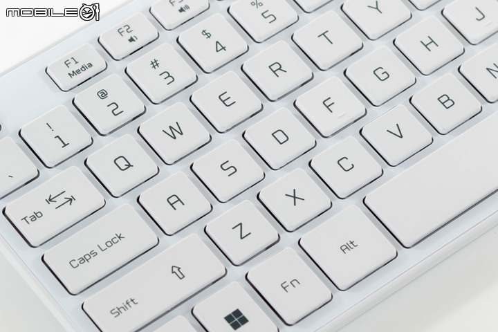 微星 Modern AM272P 12M All in One 電腦開箱實測 搭載豐富介面與美型設計的辦公能手