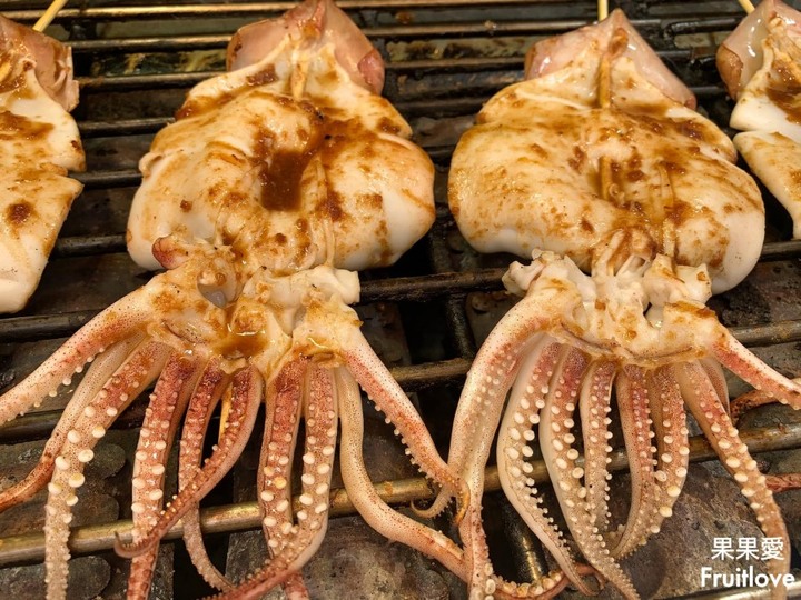 新鮮現烤，鮮甜彈牙的烤魷魚，獨特醬料使味道更加豐富