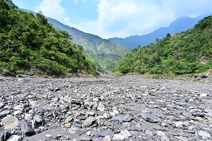 點我看大圖 因莫拉克風災景觀消失的來義大峽谷現在景觀及銀河,從1月30日至7月19日的記錄。