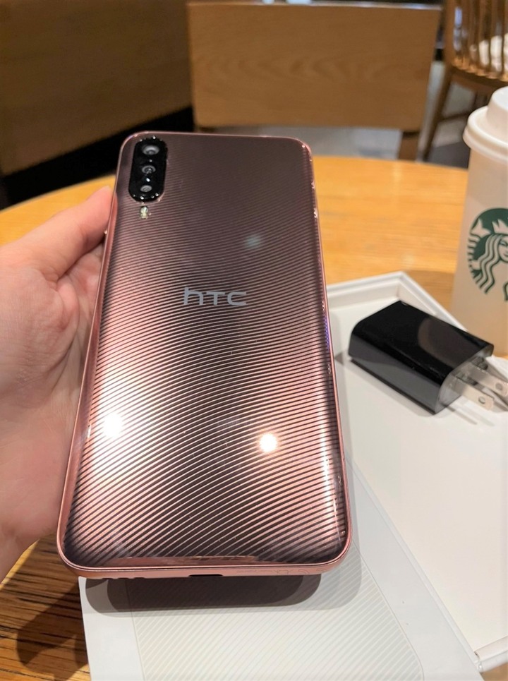 < 簡單開箱 > 入手HTC Desire 22 pro波光金