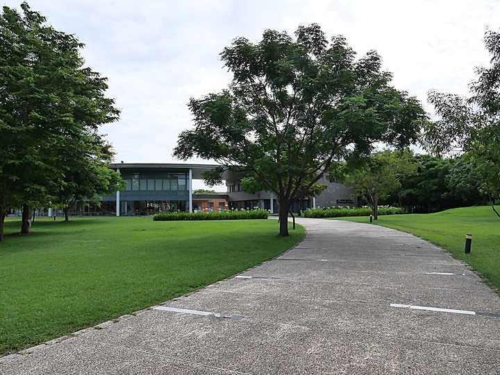 臺東市 台東美術館 — 後山唯一縣級美術館,有著茂密樹林與特色館室之打卡景點 — 臺東兩天一夜鐵道快閃行旅 (五)