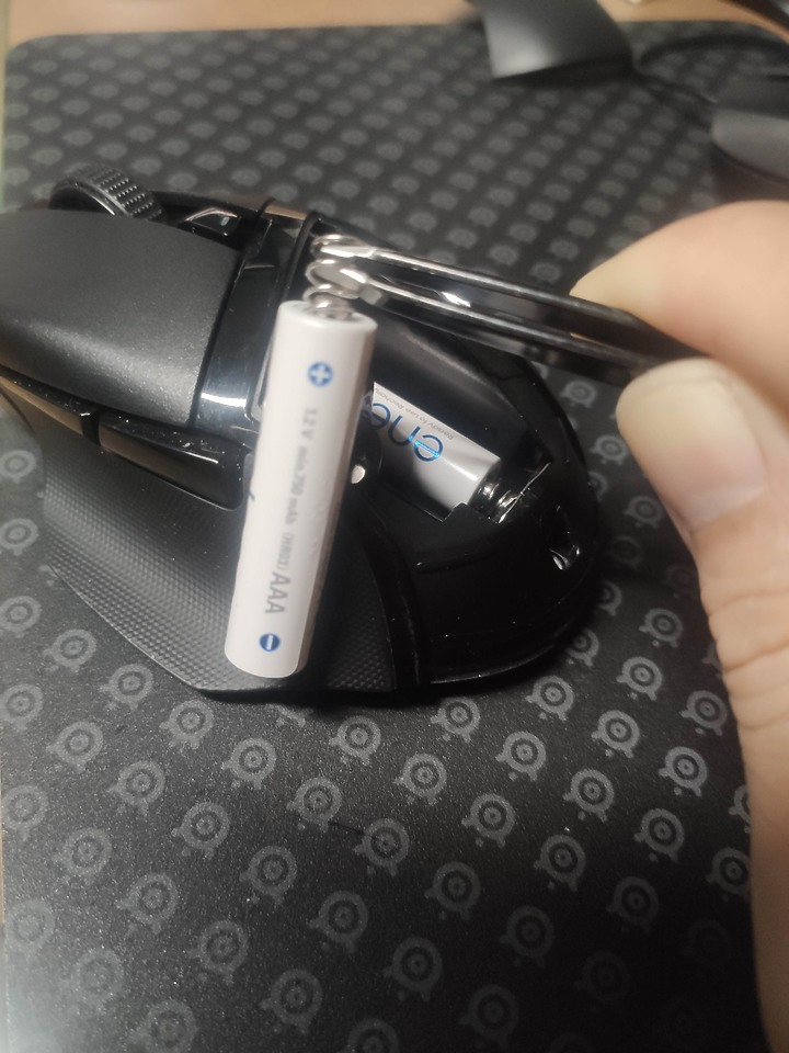 點我看大圖 無線滑鼠~~電池減重 (沒事別亂用輕量滑鼠)