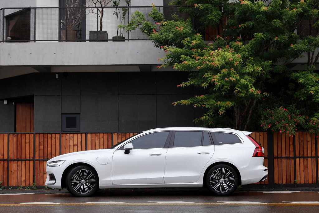 (chujy) VOLVO V60 Recharge T8 Momentum 雙能電動，聰明選擇