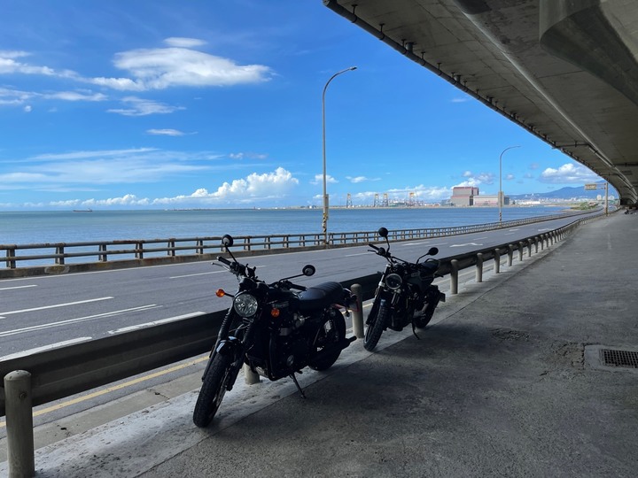 Triumph T120＆Husqvarna 401，散步海景第一排的午後