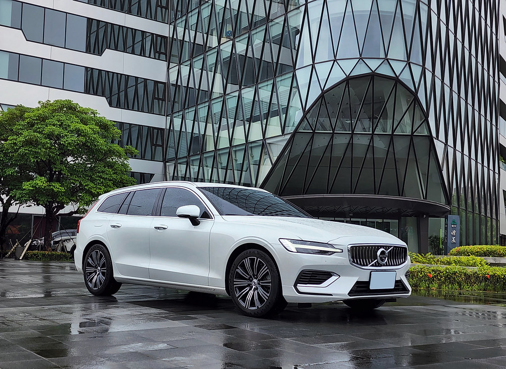 (chujy) VOLVO V60 Recharge T8 Momentum 雙能電動，聰明選擇