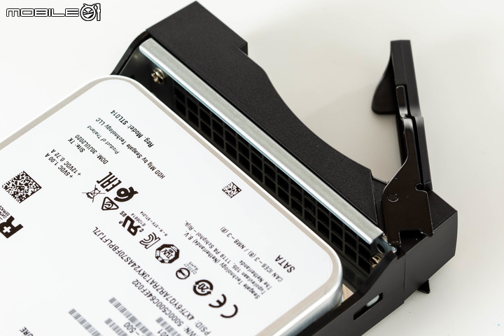 ASUSTOR Lockerstor AS6704T NAS 開箱實測 以 2.5 Gbps、4 SSD 配置的效能儲存裝置