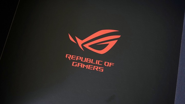 【開箱】送給我自己的畢業禮物!! ROG Delta S EVA開箱