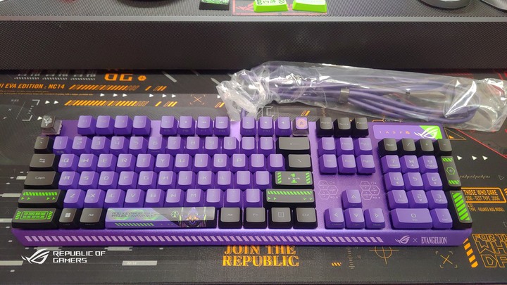 (簡單開箱)ROG x EVA Scope RX & ROG Scabbard II EVA 雙防水鍵盤&滑鼠墊