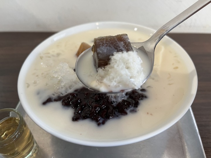[食記] 偷吃豆花，台灣苗栗頭份，香濃豆漿豆花配上特色茶粿及黑糖粉粿！