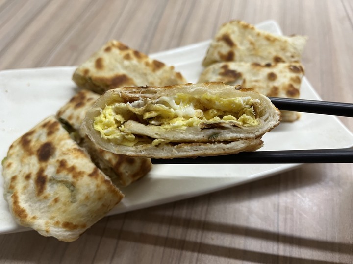 [食記] 板凳麵，台灣新北板橋，厚實香酥不油膩的蔥油餅加蛋！