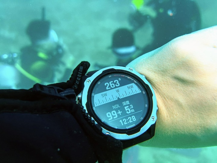 點我看大圖 【進階潛水電腦錶開箱】Garmin Descent Mk2|一代機皇的經典風範