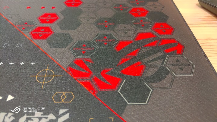 (簡單開箱)ROG x EVA Scope RX & ROG Scabbard II EVA 雙防水鍵盤&滑鼠墊