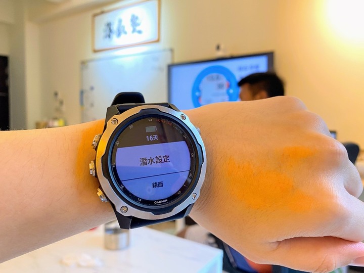 點我看大圖 【進階潛水電腦錶開箱】Garmin Descent Mk2|一代機皇的經典風範