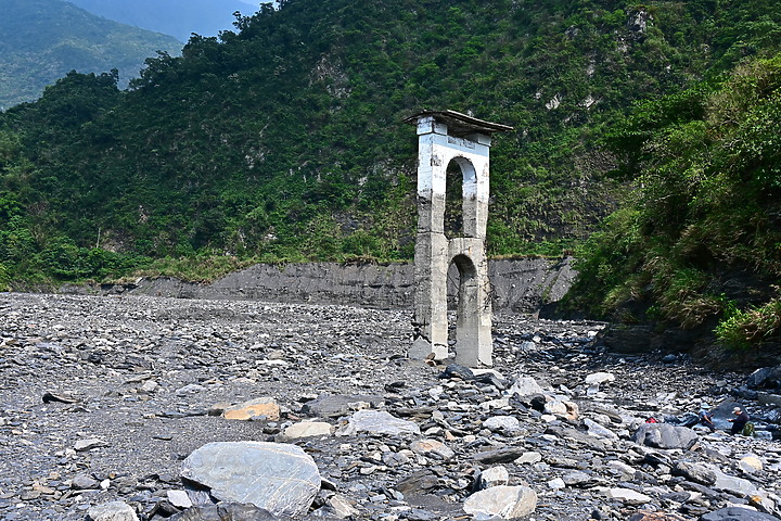 點我看大圖 因莫拉克風災景觀消失的來義大峽谷現在景觀及銀河,從1月30日至7月19日的記錄。