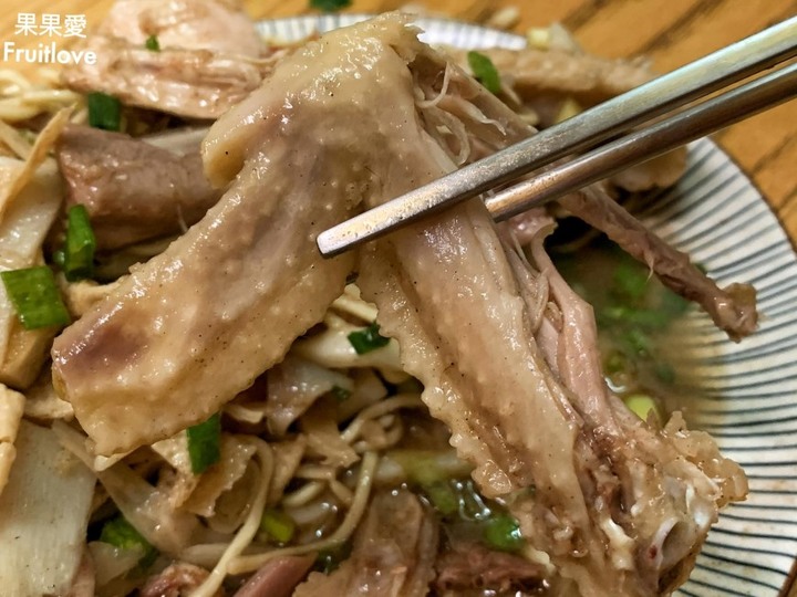 鹽水雞加入水果，清爽不油膩，愈吃愈唰嘴
