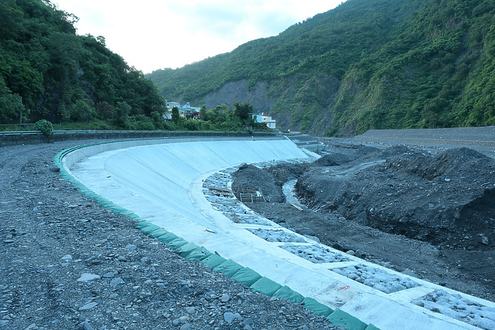 點我看大圖 因莫拉克風災景觀消失的來義大峽谷現在景觀及銀河,從1月30日至7月19日的記錄。