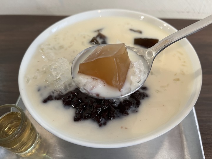 [食記] 偷吃豆花，台灣苗栗頭份，香濃豆漿豆花配上特色茶粿及黑糖粉粿！