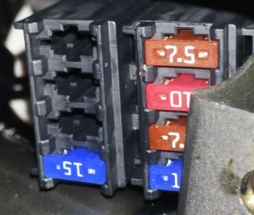 請問 Honda HR-V 保險絲盒取電