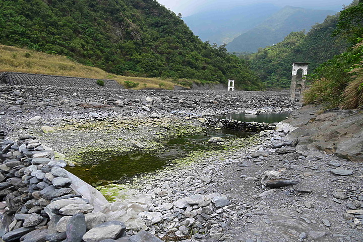 點我看大圖 因莫拉克風災景觀消失的來義大峽谷現在景觀及銀河,從1月30日至7月19日的記錄。