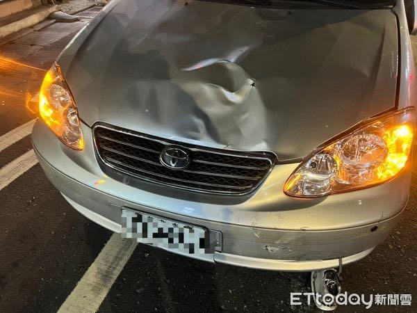 快訊／轎車暴衝！3人等公車遭撞飛1人當場失去呼吸心跳