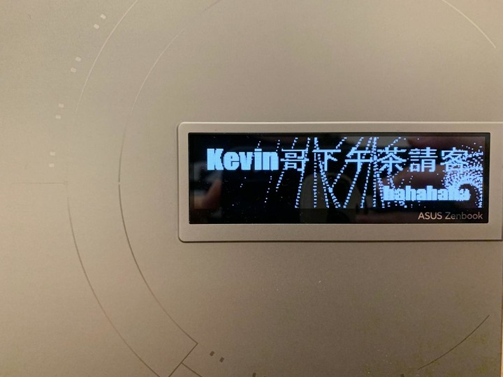 摸到同事的紀念版筆電,感覺有點帥!