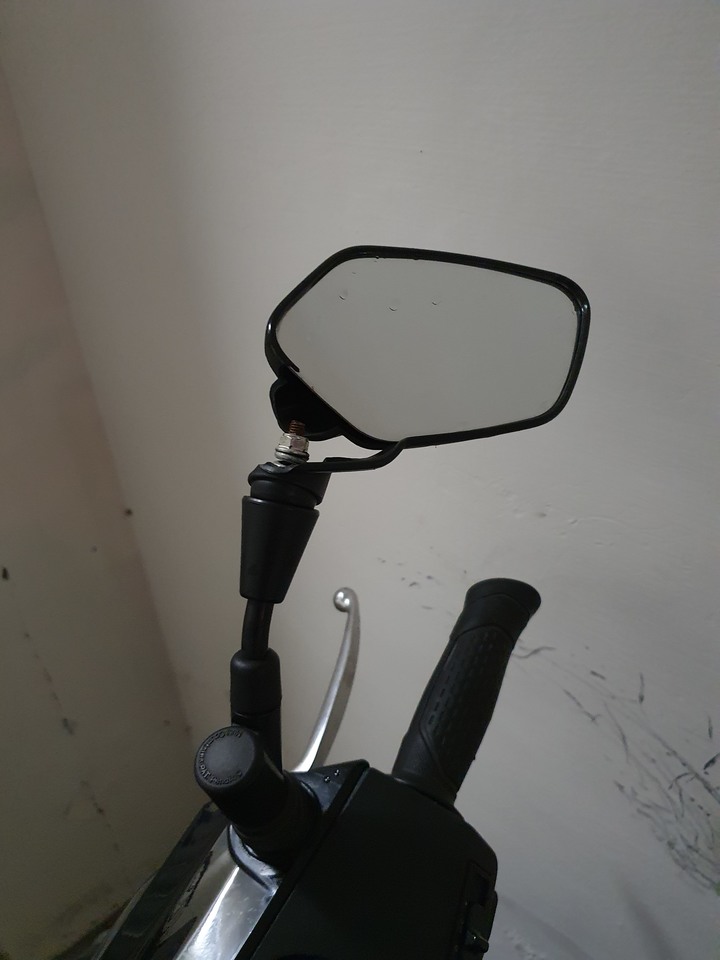 路邊聽車格停車照後鏡被破壞