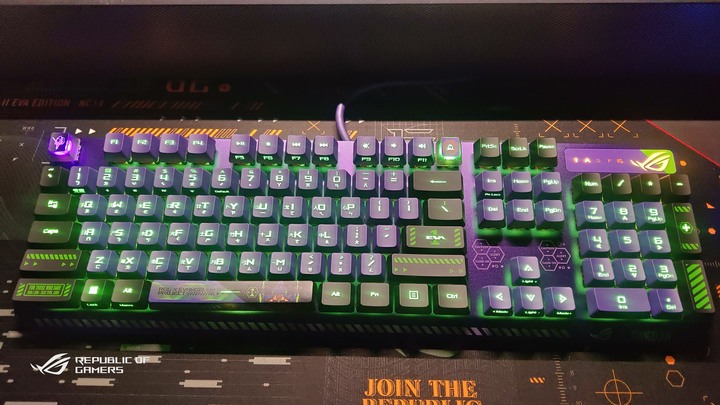 (簡單開箱)ROG x EVA Scope RX & ROG Scabbard II EVA 雙防水鍵盤&滑鼠墊