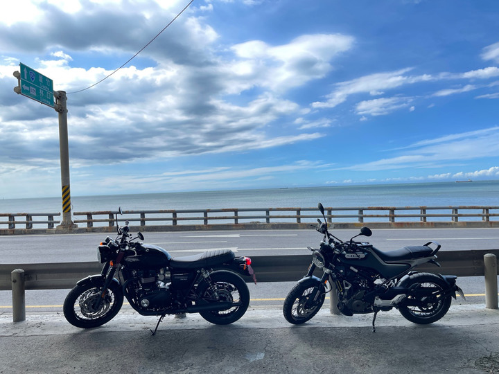 Triumph T120＆Husqvarna 401，散步海景第一排的午後