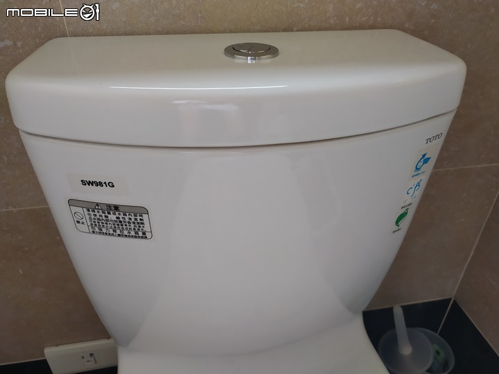 沖水鈕在上方的馬桶安裝自動沖水套件