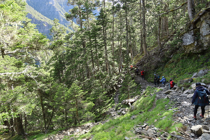 百岳練習生,【雪山主東】第一次住山屋負重登山2天2夜紀錄