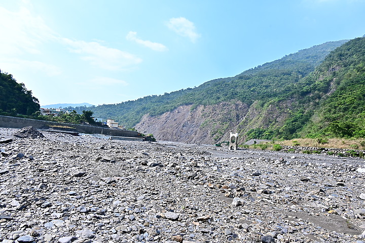 點我看大圖 因莫拉克風災景觀消失的來義大峽谷現在景觀及銀河,從1月30日至7月19日的記錄。