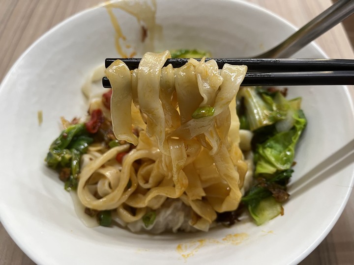 [食記] 板凳麵，台灣新北板橋，厚實香酥不油膩的蔥油餅加蛋！