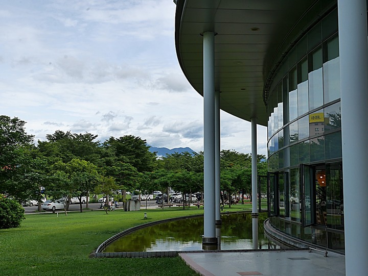 臺東市 台東美術館 — 後山唯一縣級美術館,有著茂密樹林與特色館室之打卡景點 — 臺東兩天一夜鐵道快閃行旅 (五)