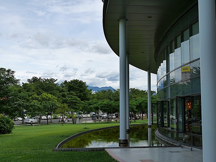 臺東市 台東美術館 — 後山唯一縣級美術館，有著茂密樹林與特色館室之打卡景點 — 臺東兩天一夜鐵道快閃行旅 (五)