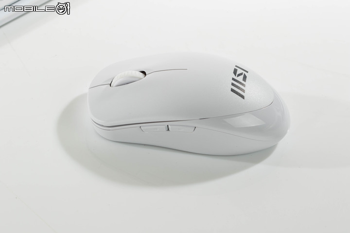 微星 Modern AM272P 12M All in One 電腦開箱實測 搭載豐富介面與美型設計的辦公能手