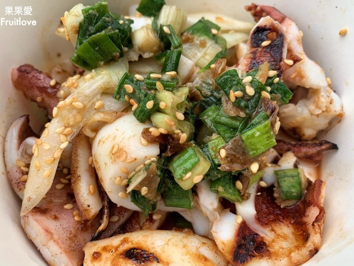 新鮮現烤，鮮甜彈牙的烤魷魚，獨特醬料使味道更加豐富